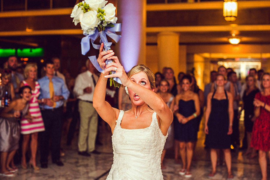 Wie man mit der Tradition der Übergabe des Brautstraußes spielt